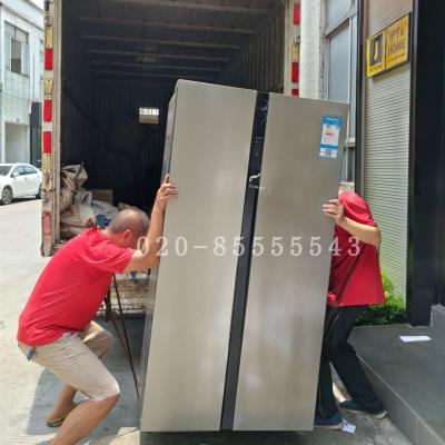 東明社區搬家師傅正在搬運冰箱上樓