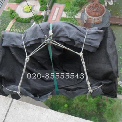 東明社區吊裝師傅正在吊裝物品上樓