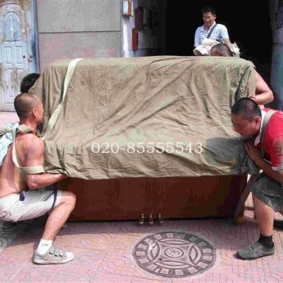 東明社區幾名師傅正在抬鋼琴上樓